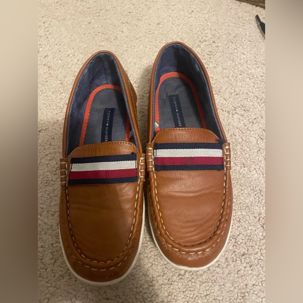 Tommy Hilfiger size 2 boy dress shoes